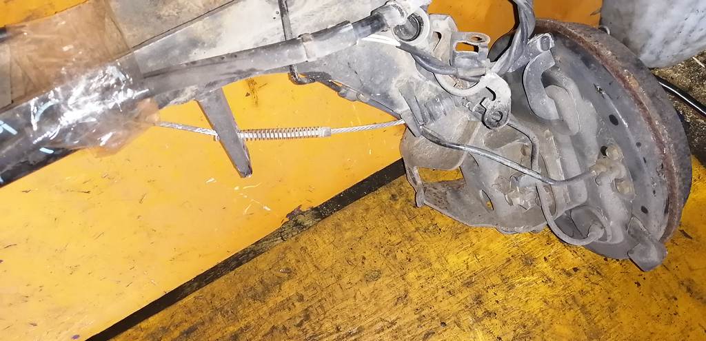 балка со ступицами Mazda Demio