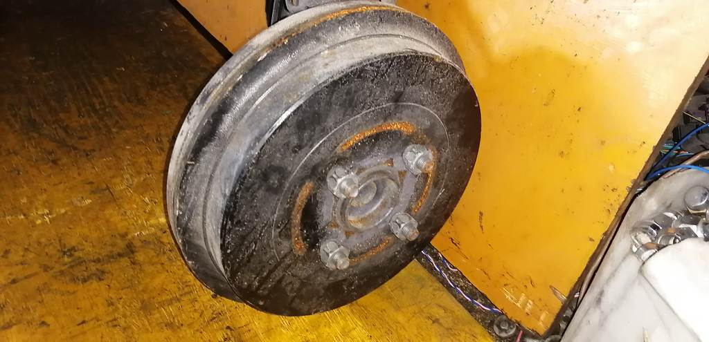 балка со ступицами Toyota Ractis
