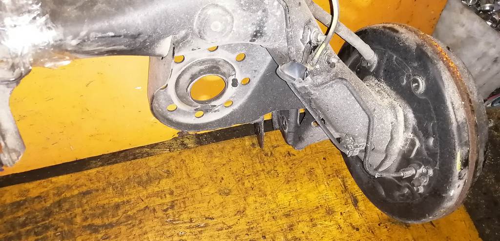 балка со ступицами Toyota Ractis