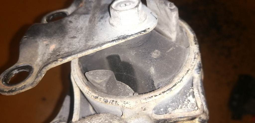 подушка двигателя Mazda Demio