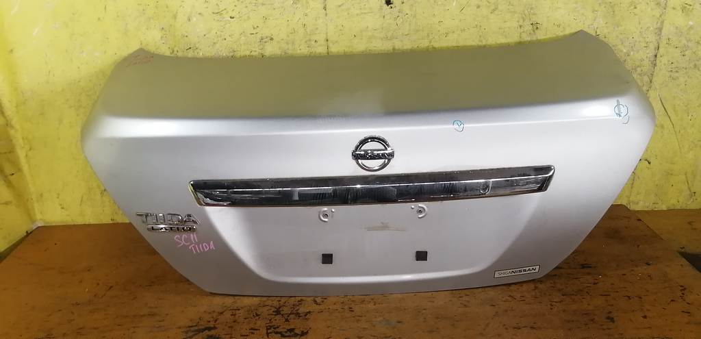 крышка багажника Nissan Tiida Latio