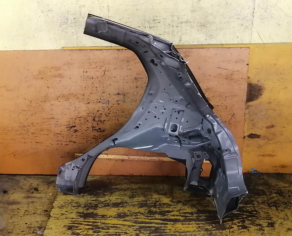 крыло Mazda Demio