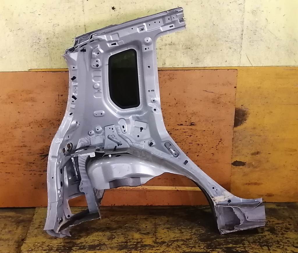 крыло Mazda Demio