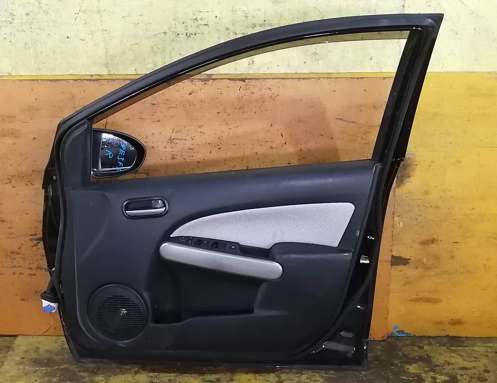 дверь Mazda Demio