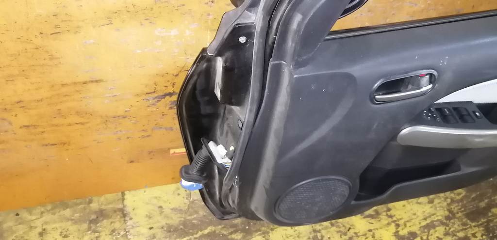 дверь Mazda Demio