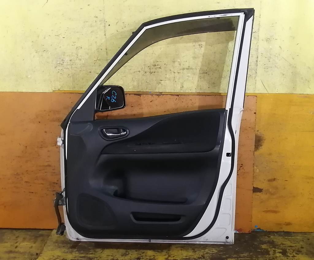 дверь Nissan Serena