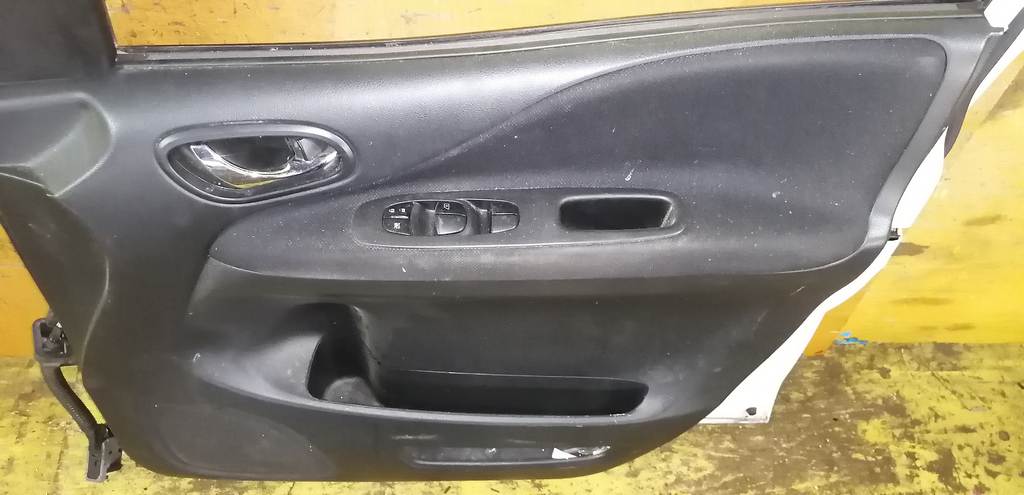 дверь Nissan Serena