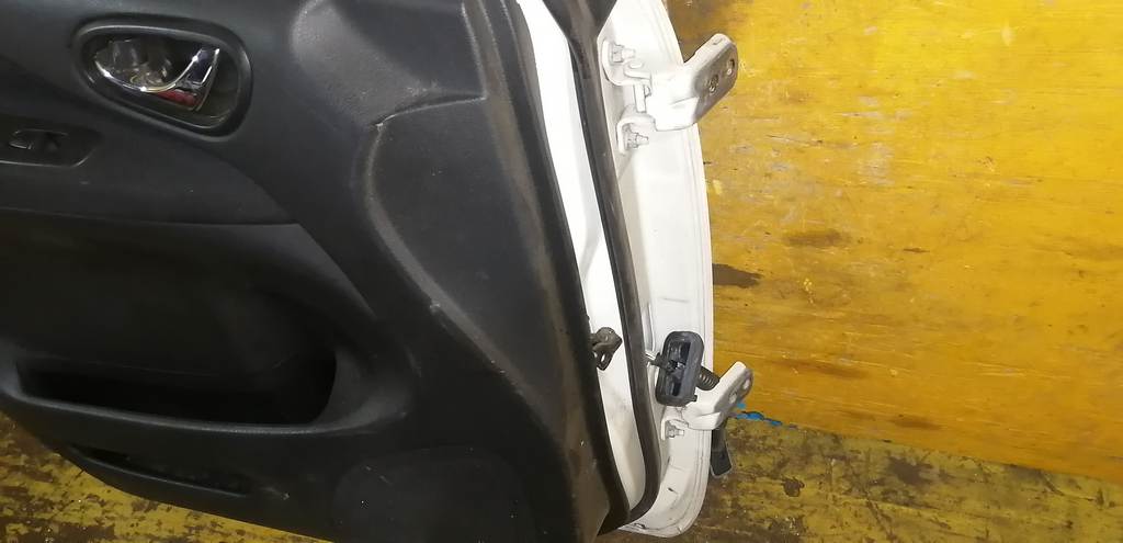 дверь Nissan Serena