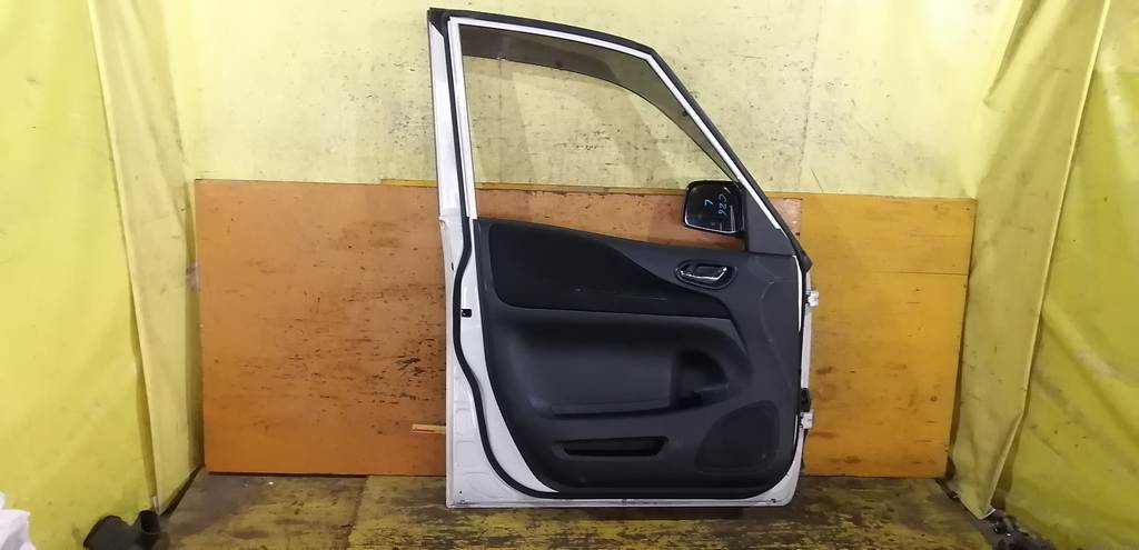 дверь Nissan Serena