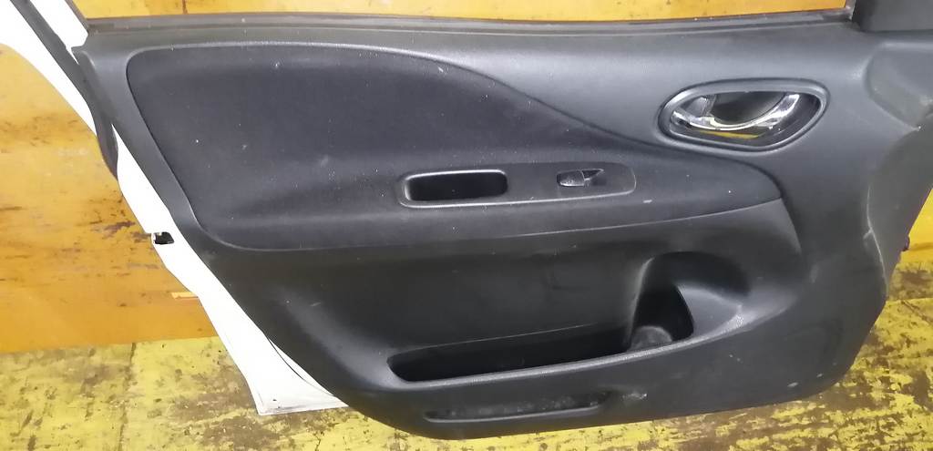 дверь Nissan Serena
