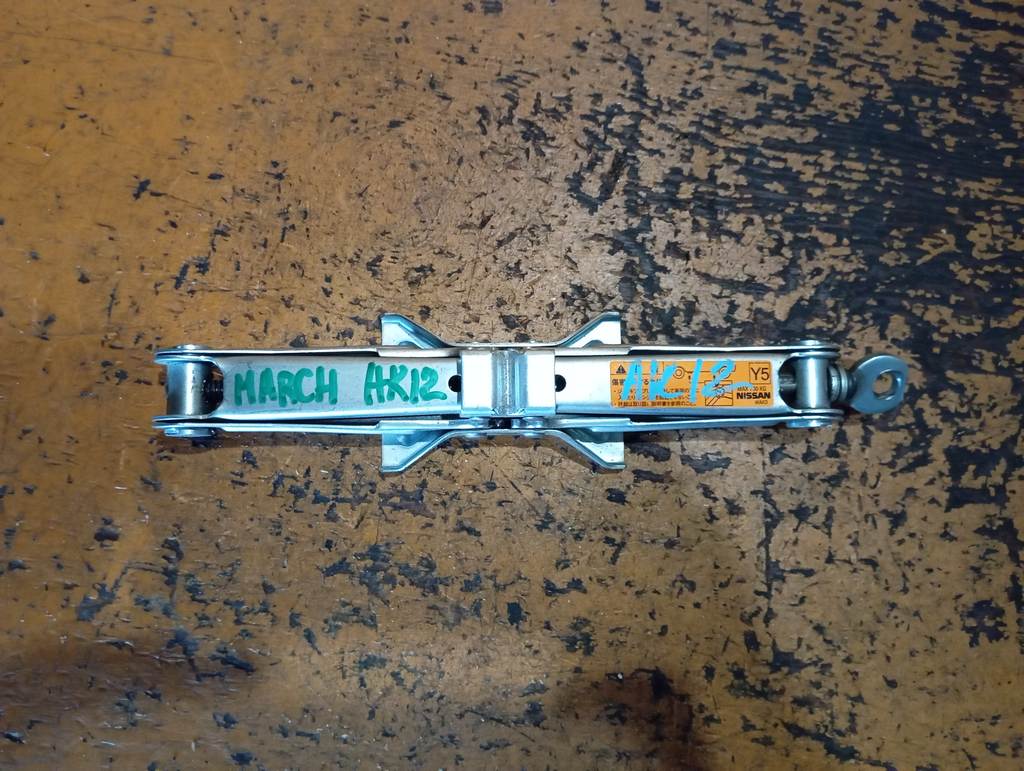 домкрат Nissan March