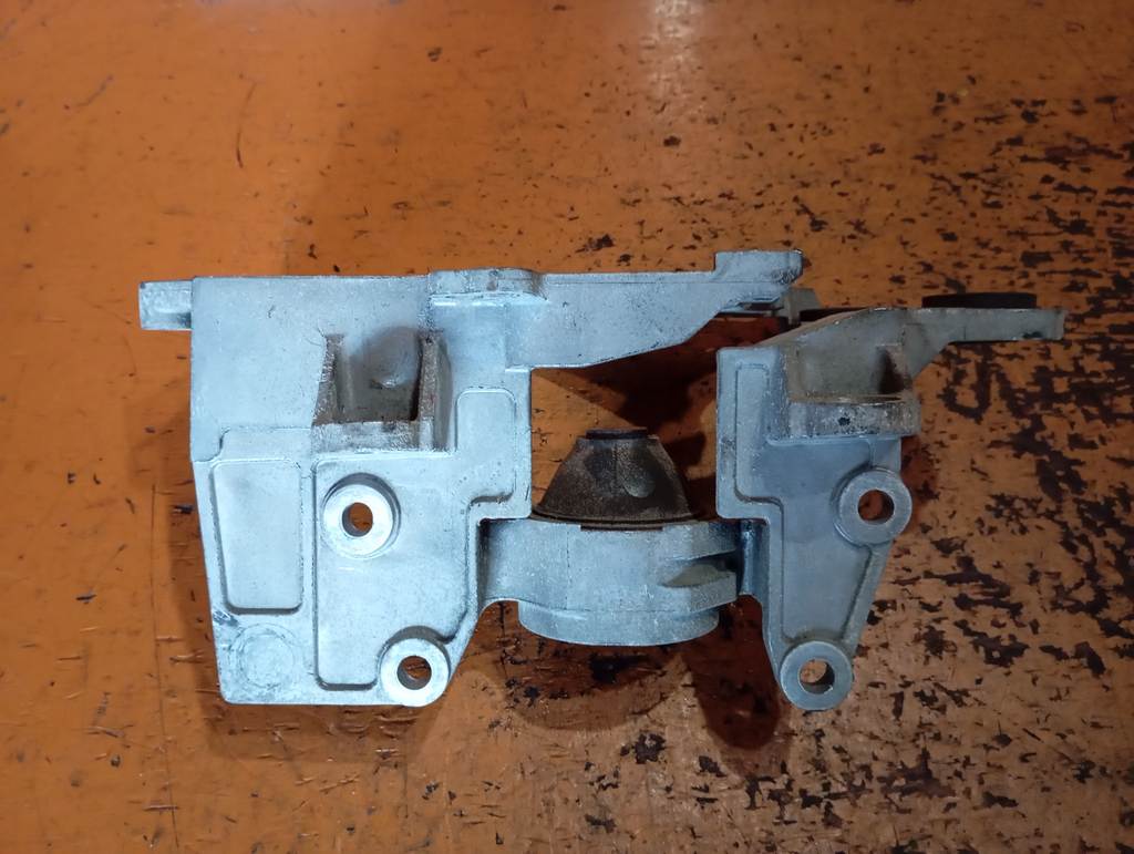 подушка двигателя Nissan Serena