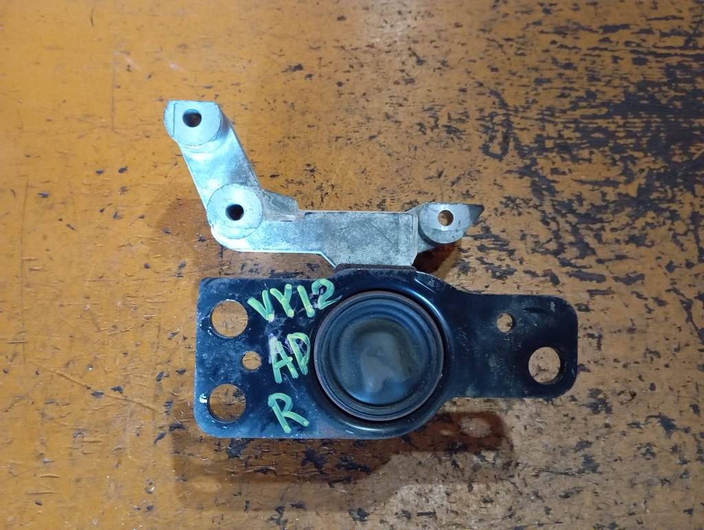 подушка двигателя Nissan AD