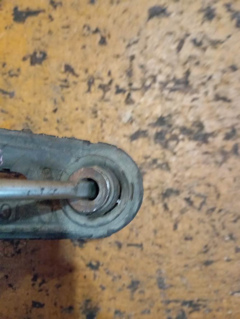 подушка двигателя Nissan AD
