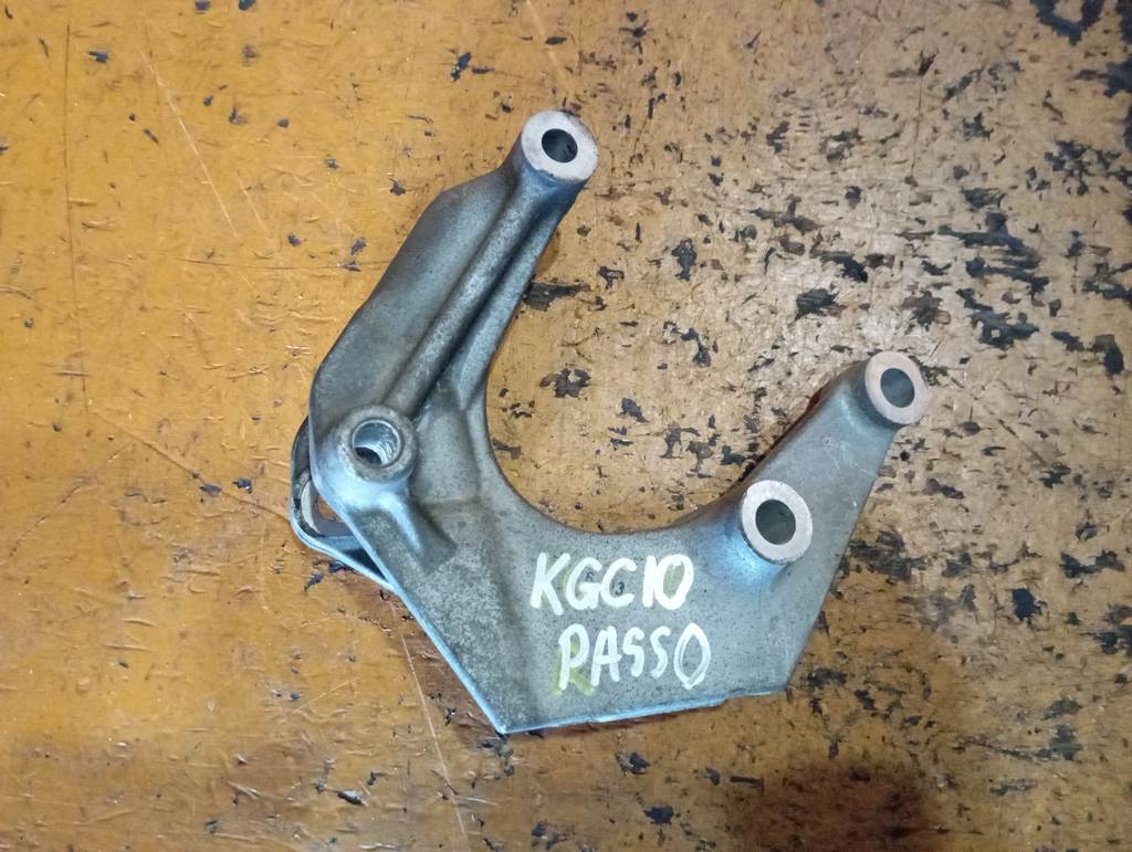 кронштейн опоры двигателя Toyota Passo