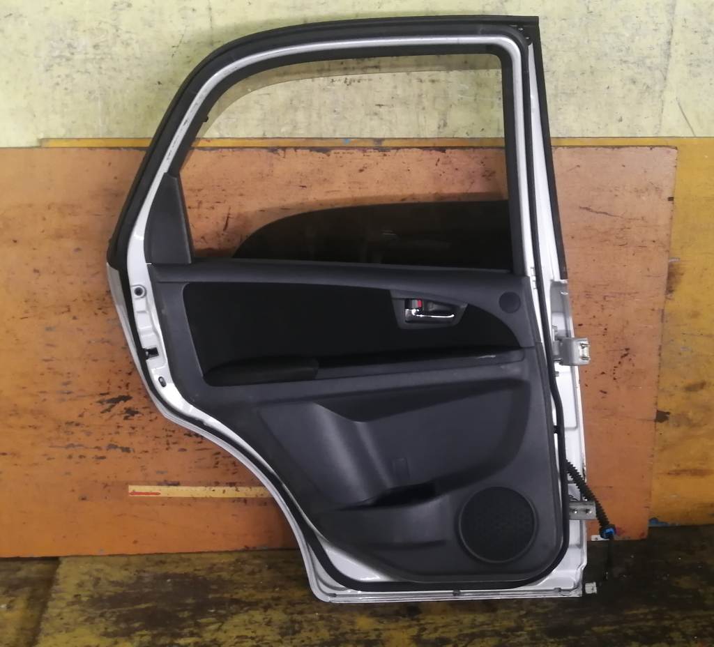 дверь Suzuki SX4
