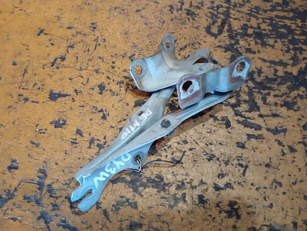 петля капота Mazda Demio