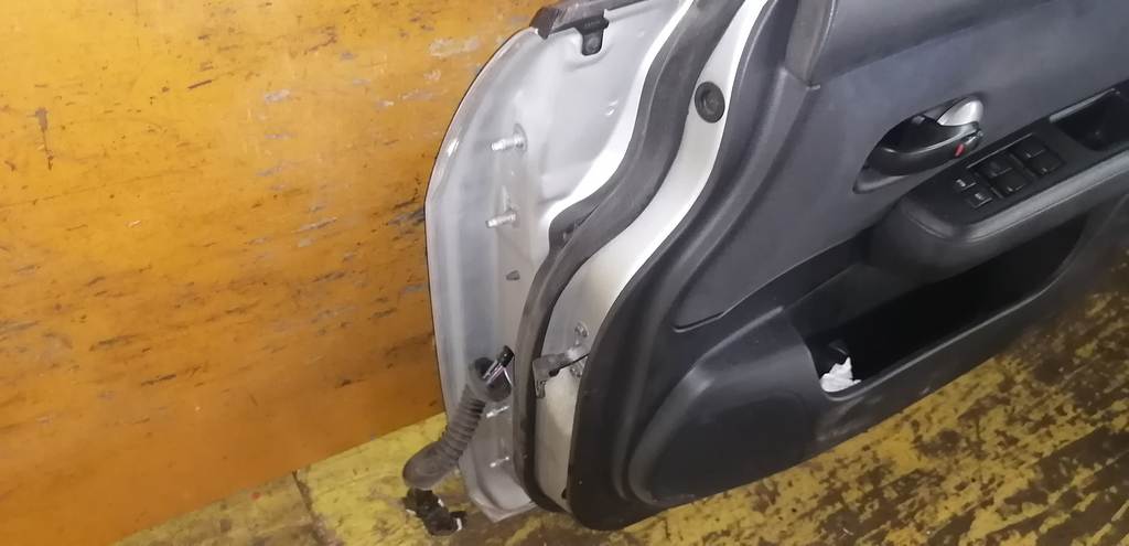дверь Nissan Tiida Latio