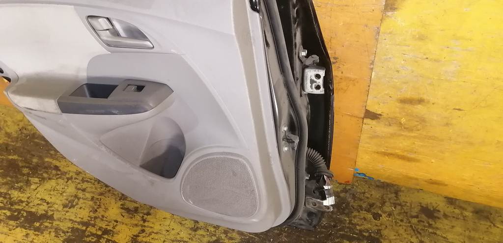 дверь Honda Insight