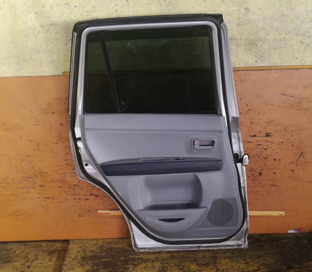 дверь Mazda Demio