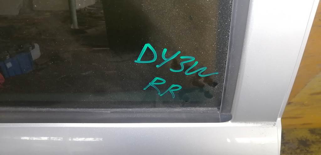 дверь Mazda Demio