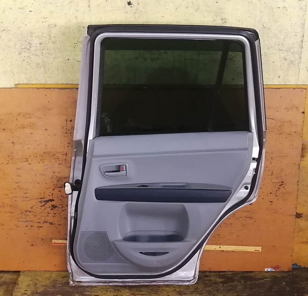 дверь Mazda Demio
