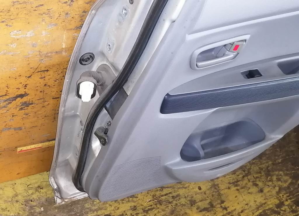 дверь Mazda Demio