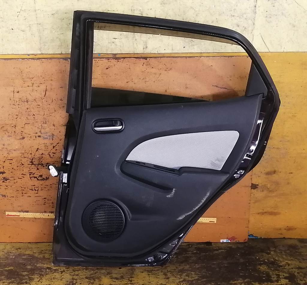 дверь Mazda Demio