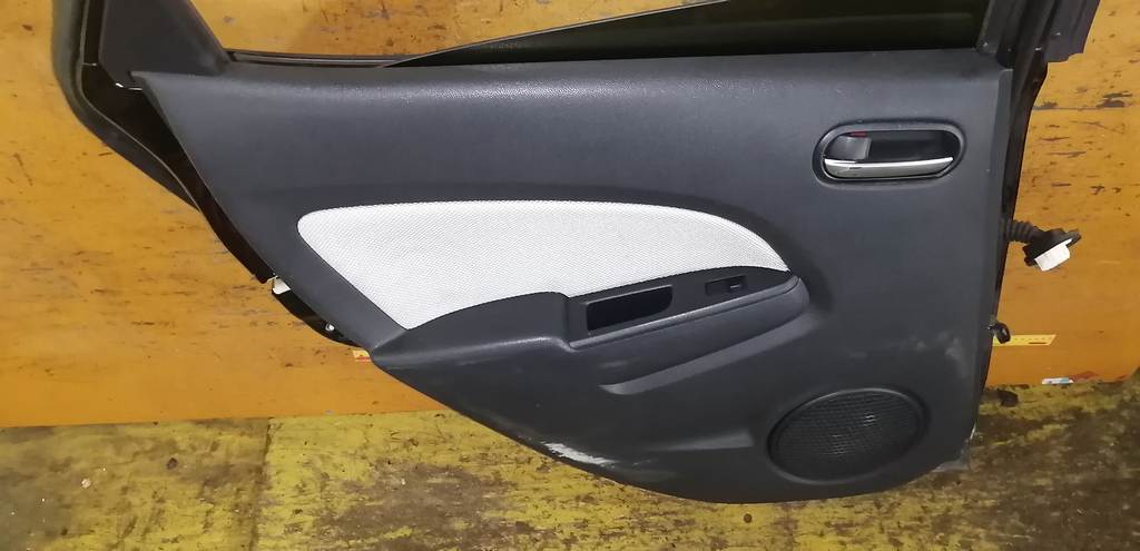 дверь Mazda Demio