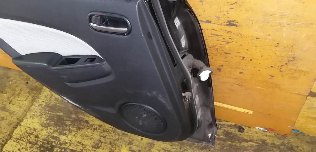 дверь Mazda Demio