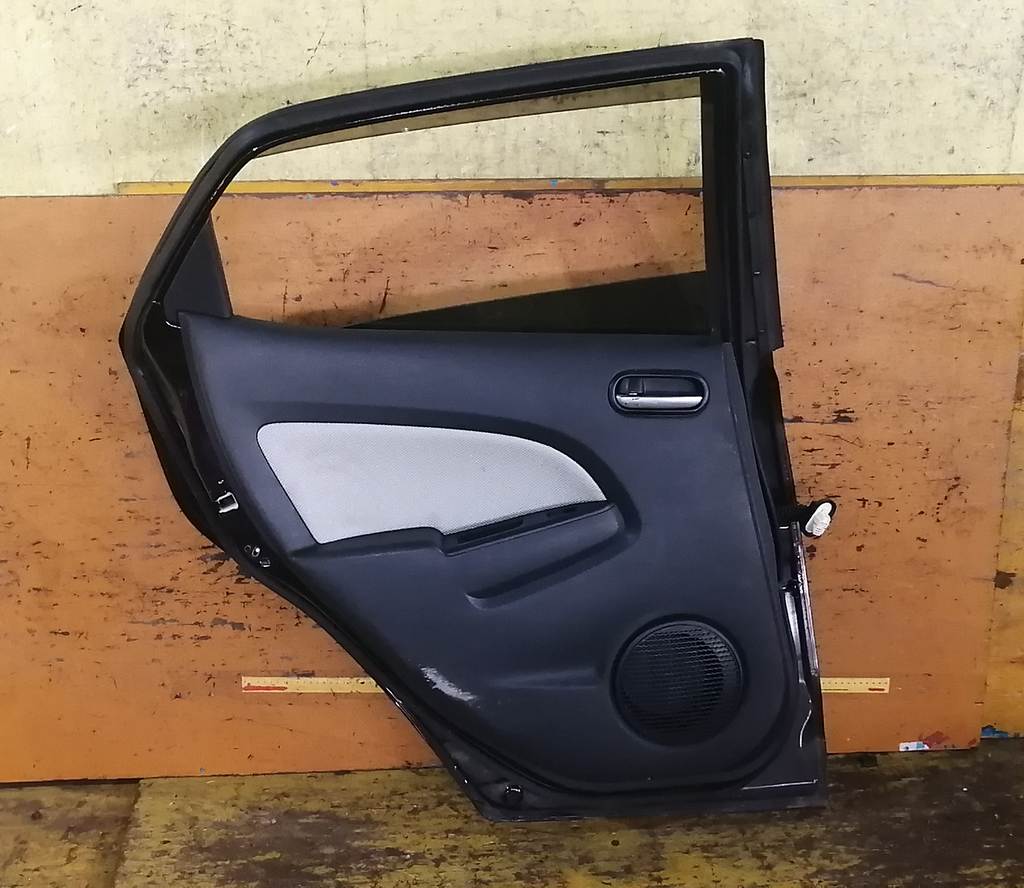 дверь Mazda Demio