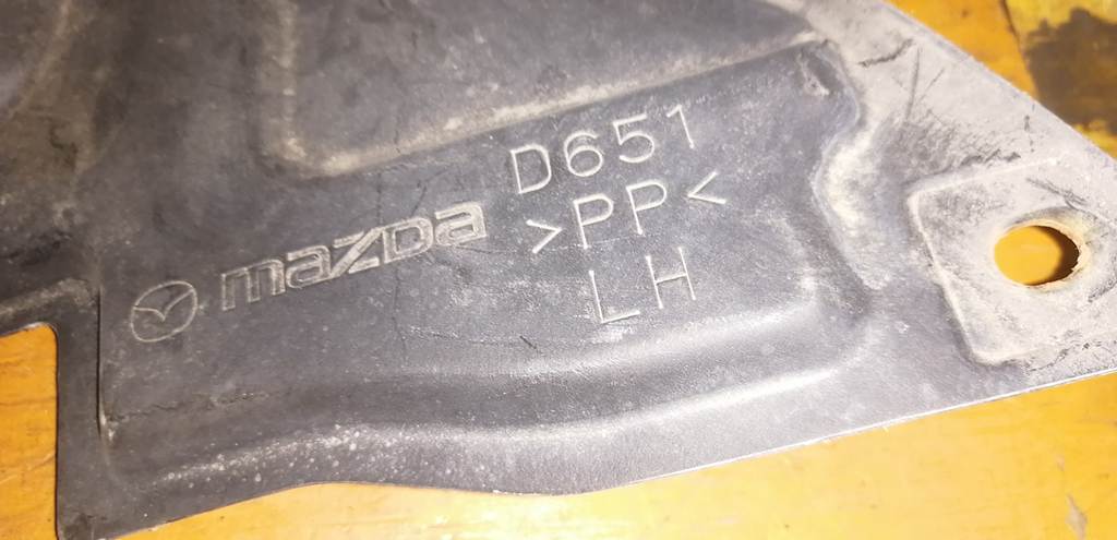 подкрылок Mazda Demio