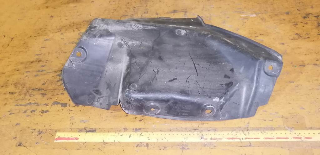 подкрылок Nissan Serena