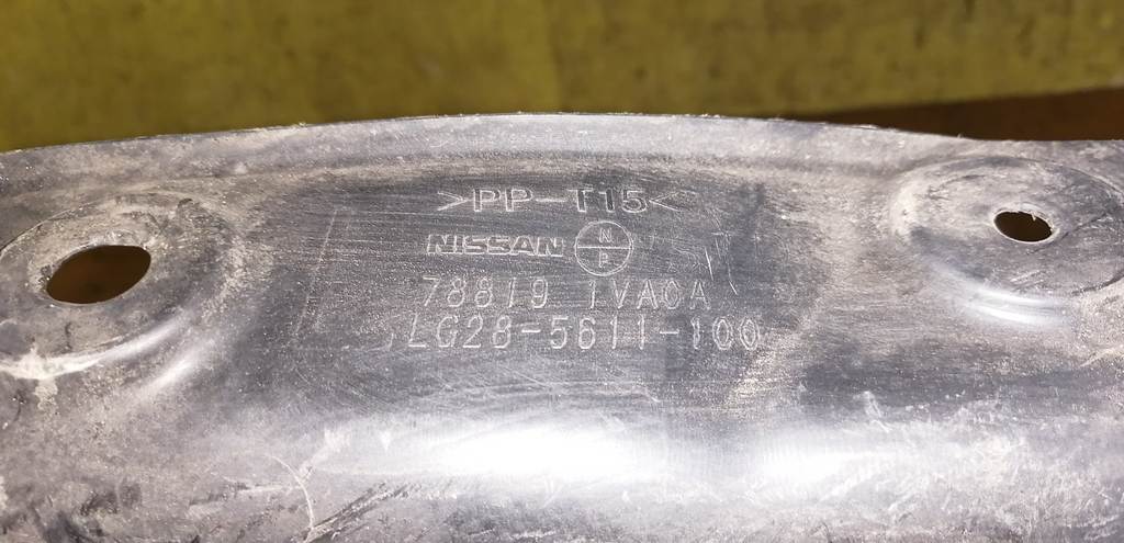 подкрылок Nissan Serena