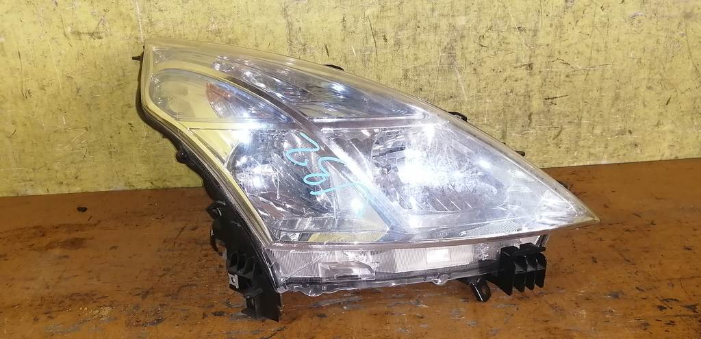 фара Nissan Teana