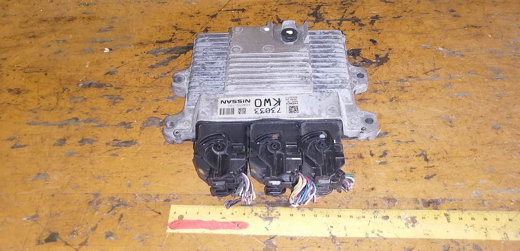 блок управления двс Nissan Serena