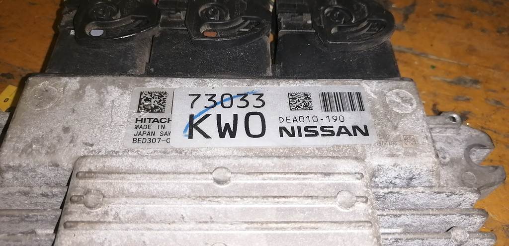 блок управления двс Nissan Serena
