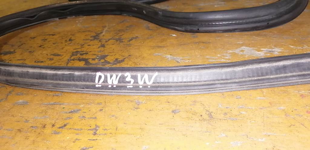 уплотнение багажника Mazda Demio