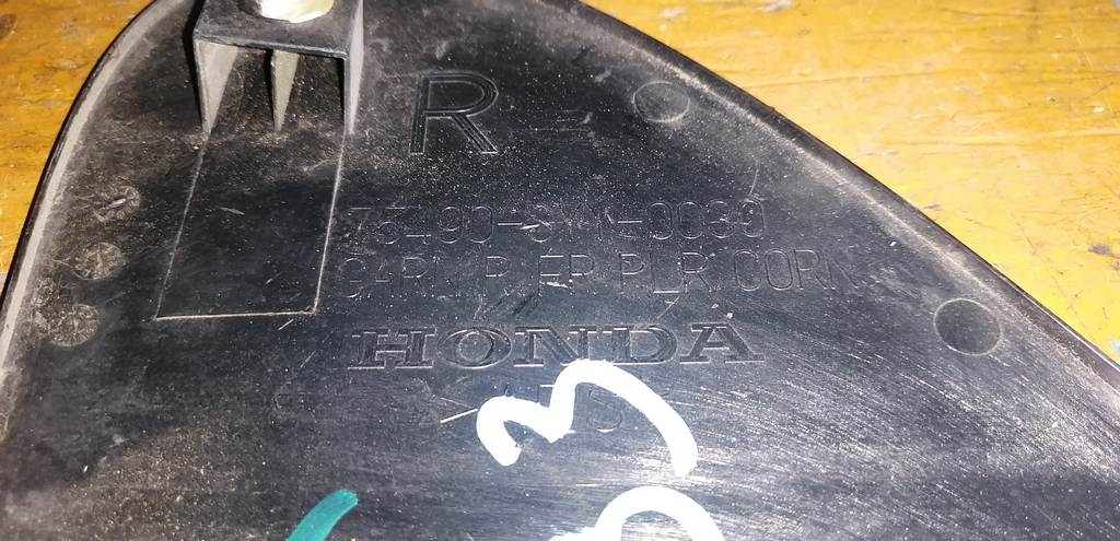 уголок крыла Honda Freed