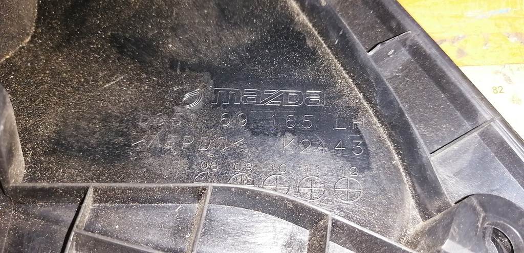 уголок крыла Mazda Demio