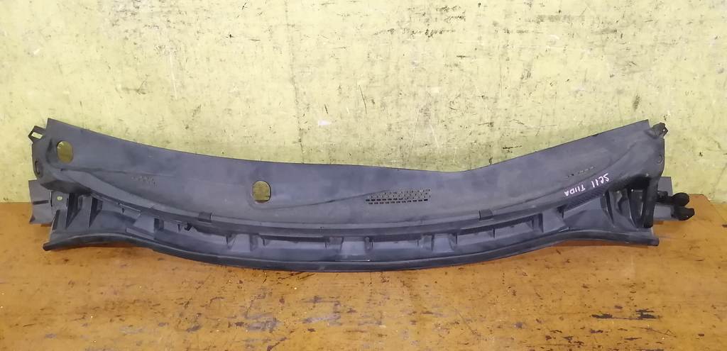 жабо Nissan Tiida Latio
