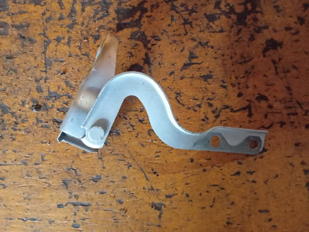 петля капота Mazda Demio